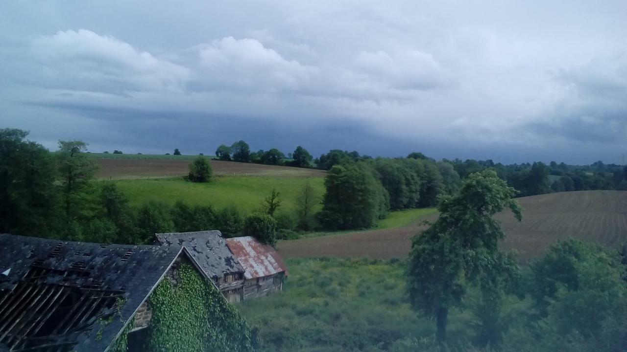 Вилла Le Domaine Saint-Symphorien-des-Monts Экстерьер фото
